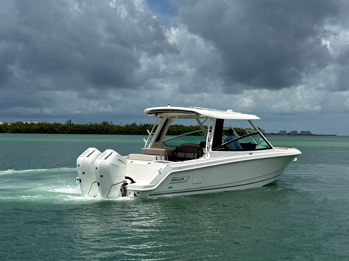 2027 Boston Whaler 330 Vantage 6