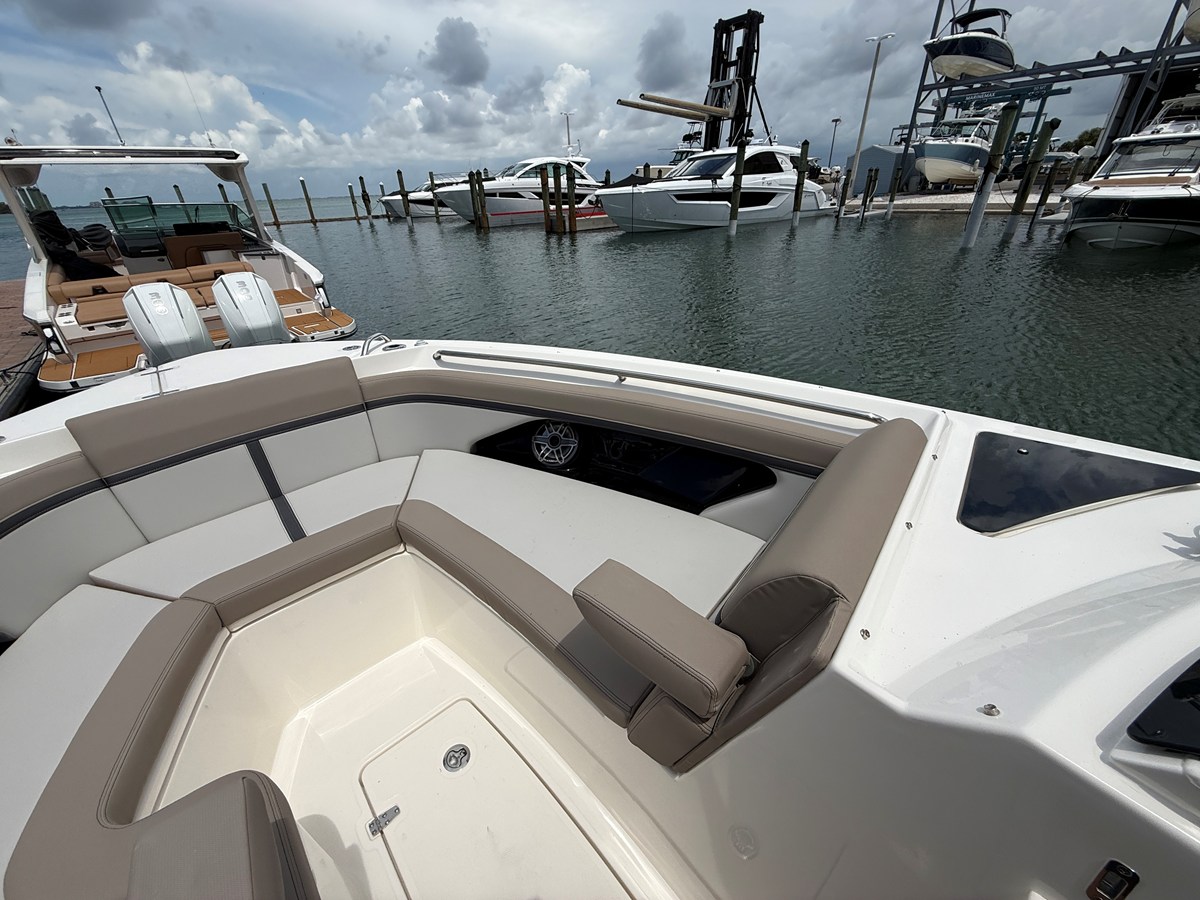 2027 Boston Whaler 330 Vantage 9