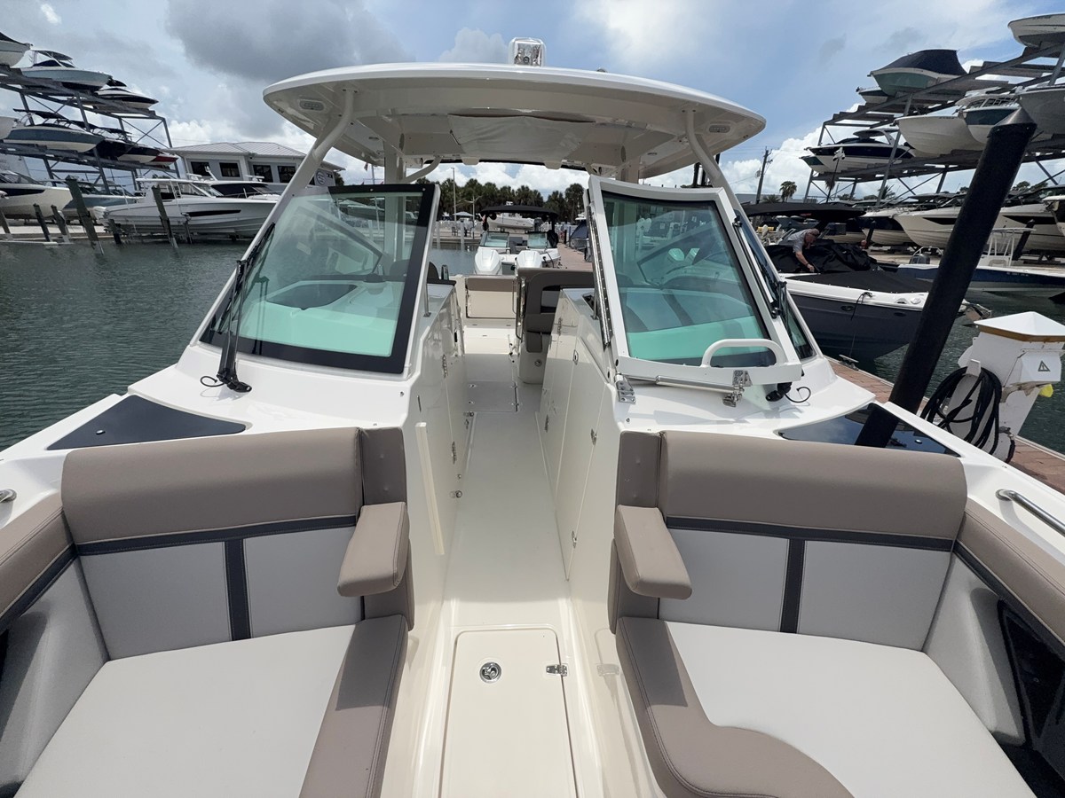 2027 Boston Whaler 330 Vantage 10