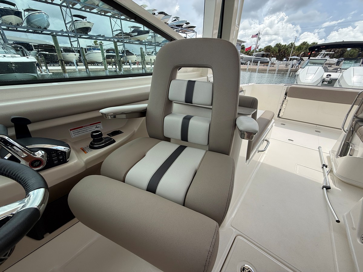 2027 Boston Whaler 330 Vantage 12