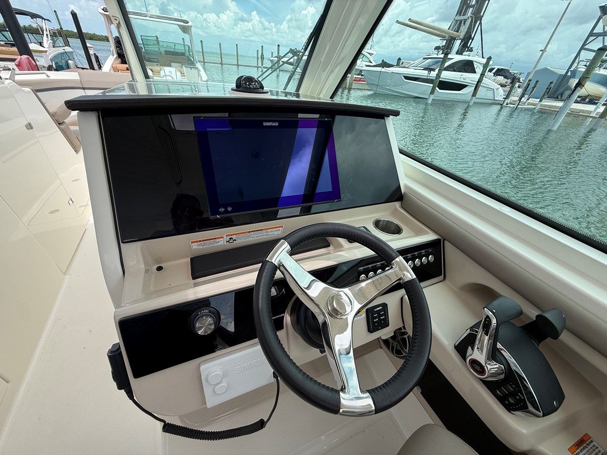 2027 Boston Whaler 330 Vantage 13