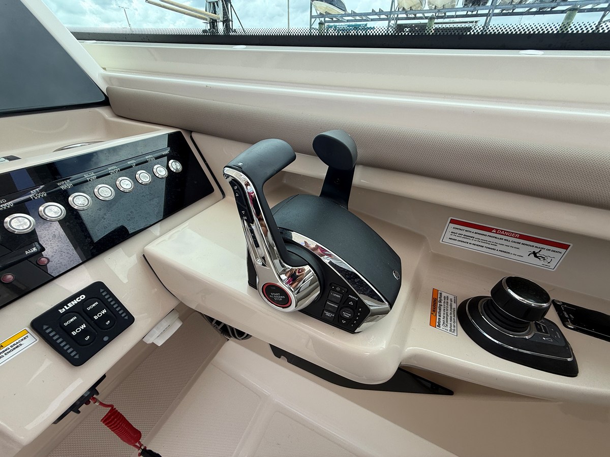 2027 Boston Whaler 330 Vantage 15