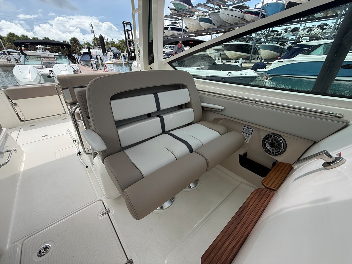 2027 Boston Whaler 330 Vantage 16
