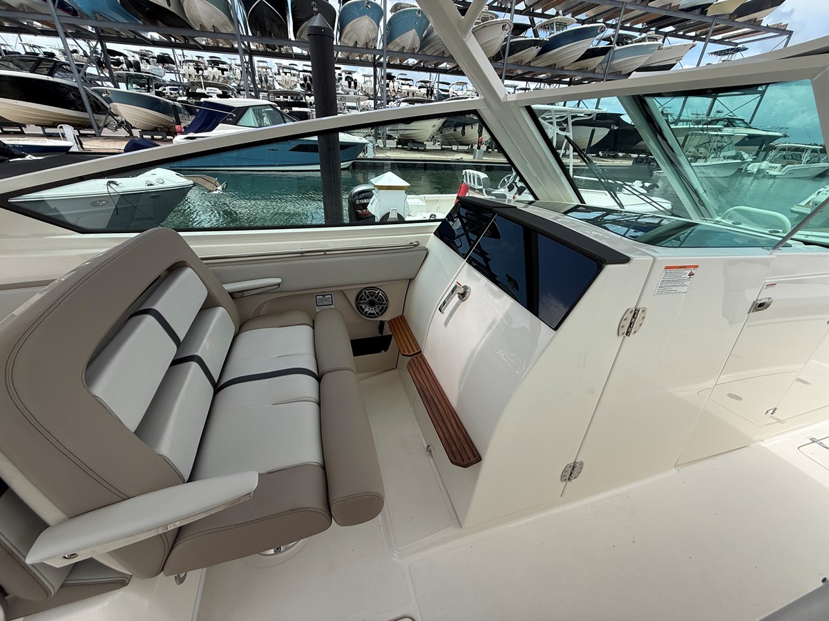 2027 Boston Whaler 330 Vantage 17
