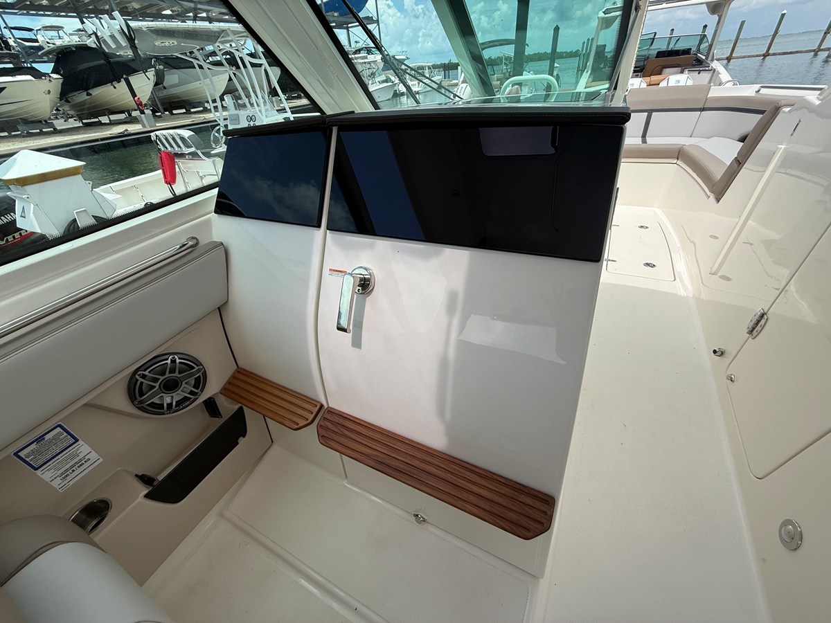 2027 Boston Whaler 330 Vantage 18
