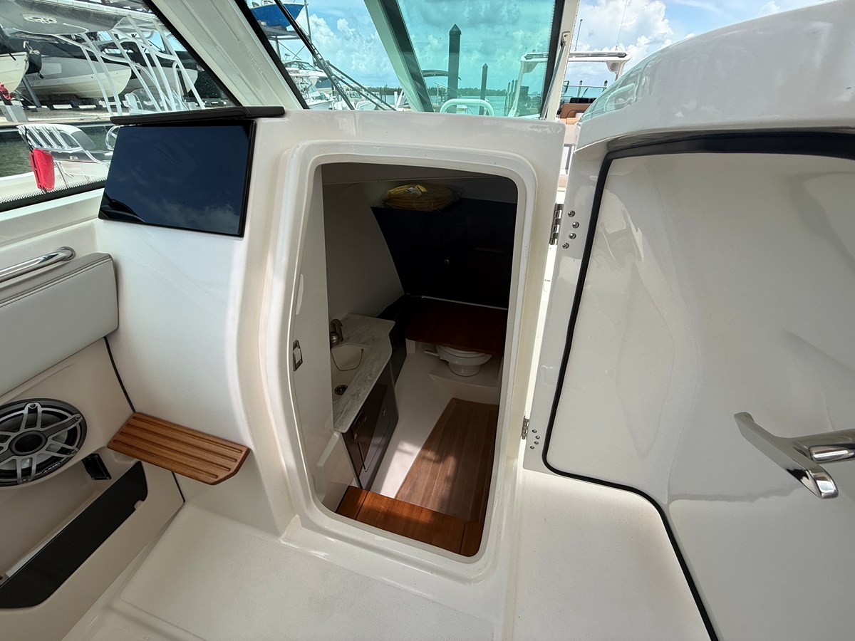2027 Boston Whaler 330 Vantage 19