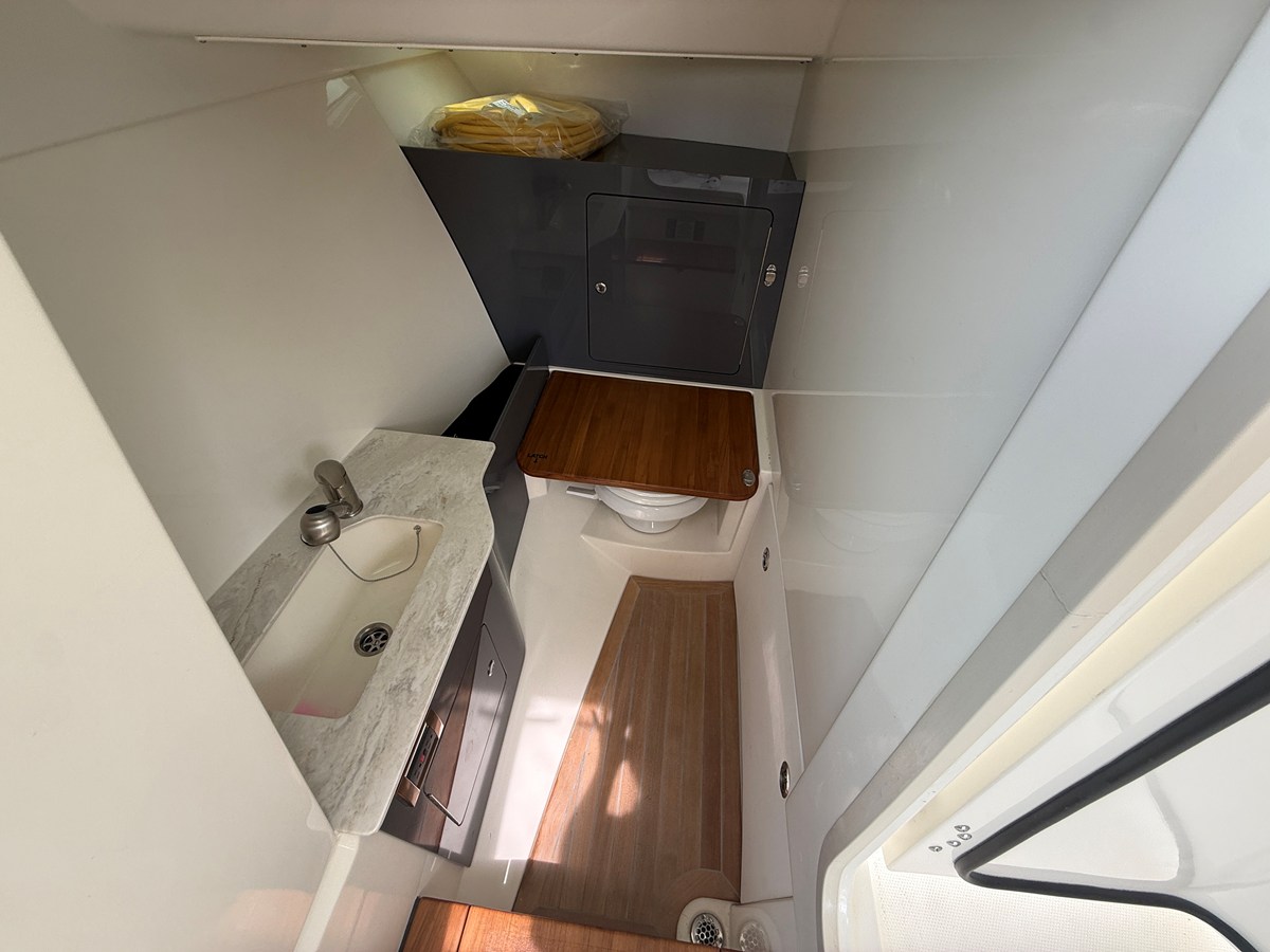 2027 Boston Whaler 330 Vantage 20