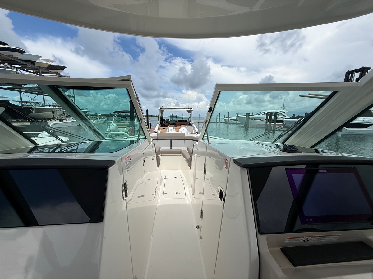 2027 Boston Whaler 330 Vantage 21