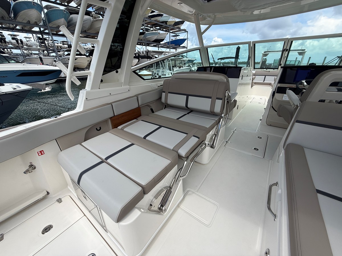2027 Boston Whaler 330 Vantage 27