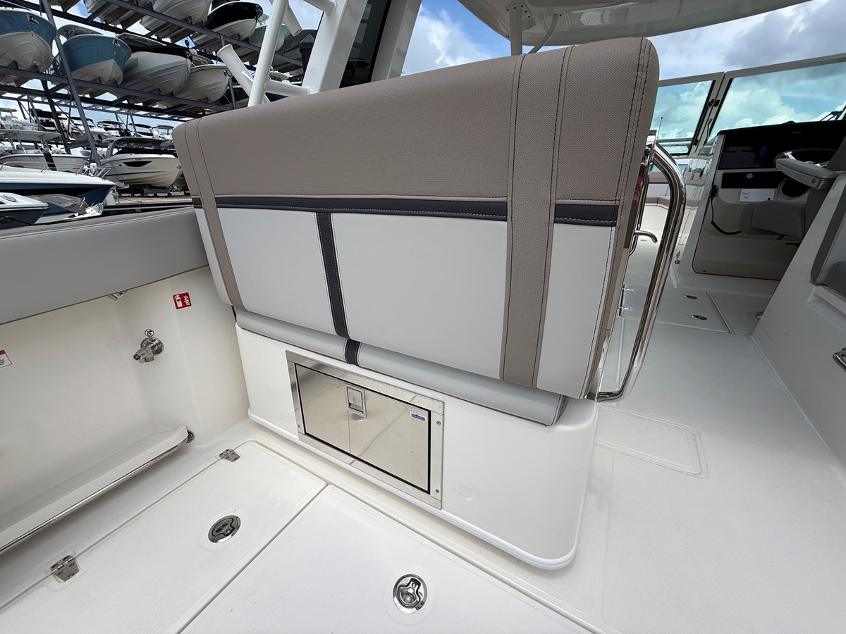2027 Boston Whaler 330 Vantage 29