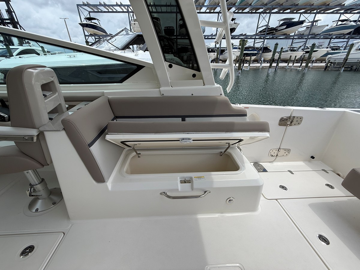 2027 Boston Whaler 330 Vantage 30