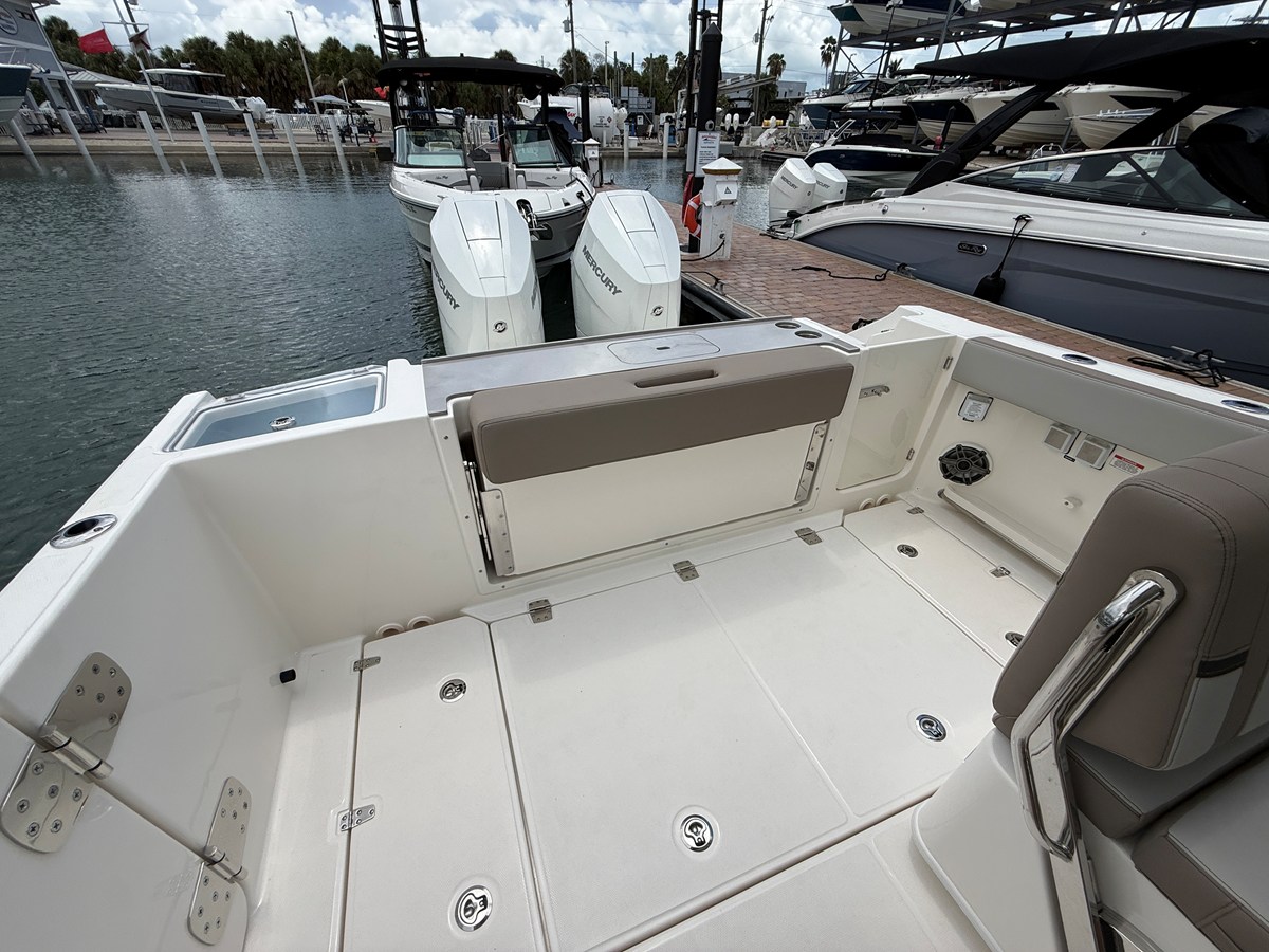 2027 Boston Whaler 330 Vantage 31