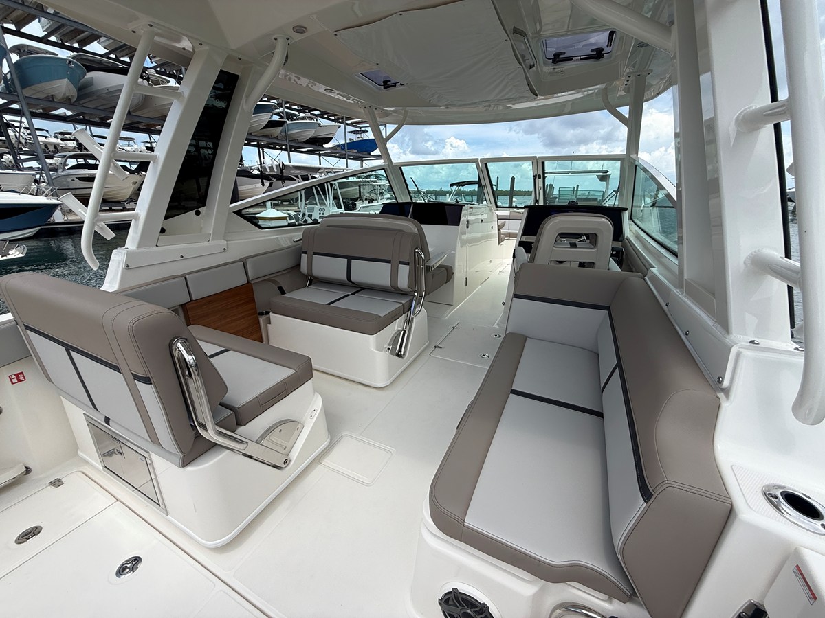 2027 Boston Whaler 330 Vantage 35