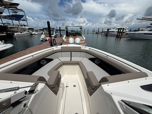 2027 Boston Whaler 330 Vantage 7