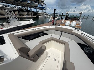 2027 Boston Whaler 330 Vantage 8