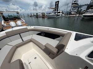 2027 Boston Whaler 330 Vantage 9