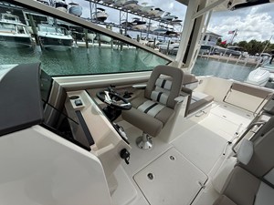 2027 Boston Whaler 330 Vantage 11