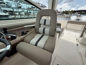 2027 Boston Whaler 330 Vantage 12