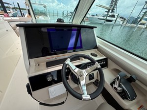 2027 Boston Whaler 330 Vantage 13