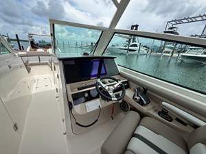 2027 Boston Whaler 330 Vantage 14