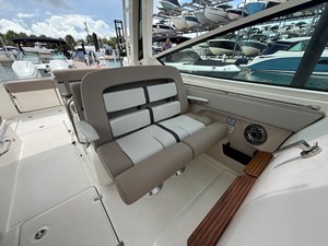 2027 Boston Whaler 330 Vantage 16