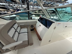 2027 Boston Whaler 330 Vantage 17