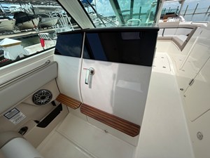 2027 Boston Whaler 330 Vantage 18