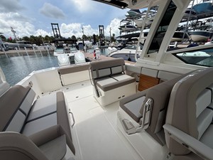 2027 Boston Whaler 330 Vantage 24