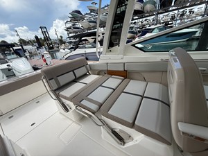2027 Boston Whaler 330 Vantage 26