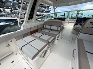 2027 Boston Whaler 330 Vantage 27