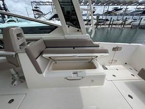 2027 Boston Whaler 330 Vantage 30