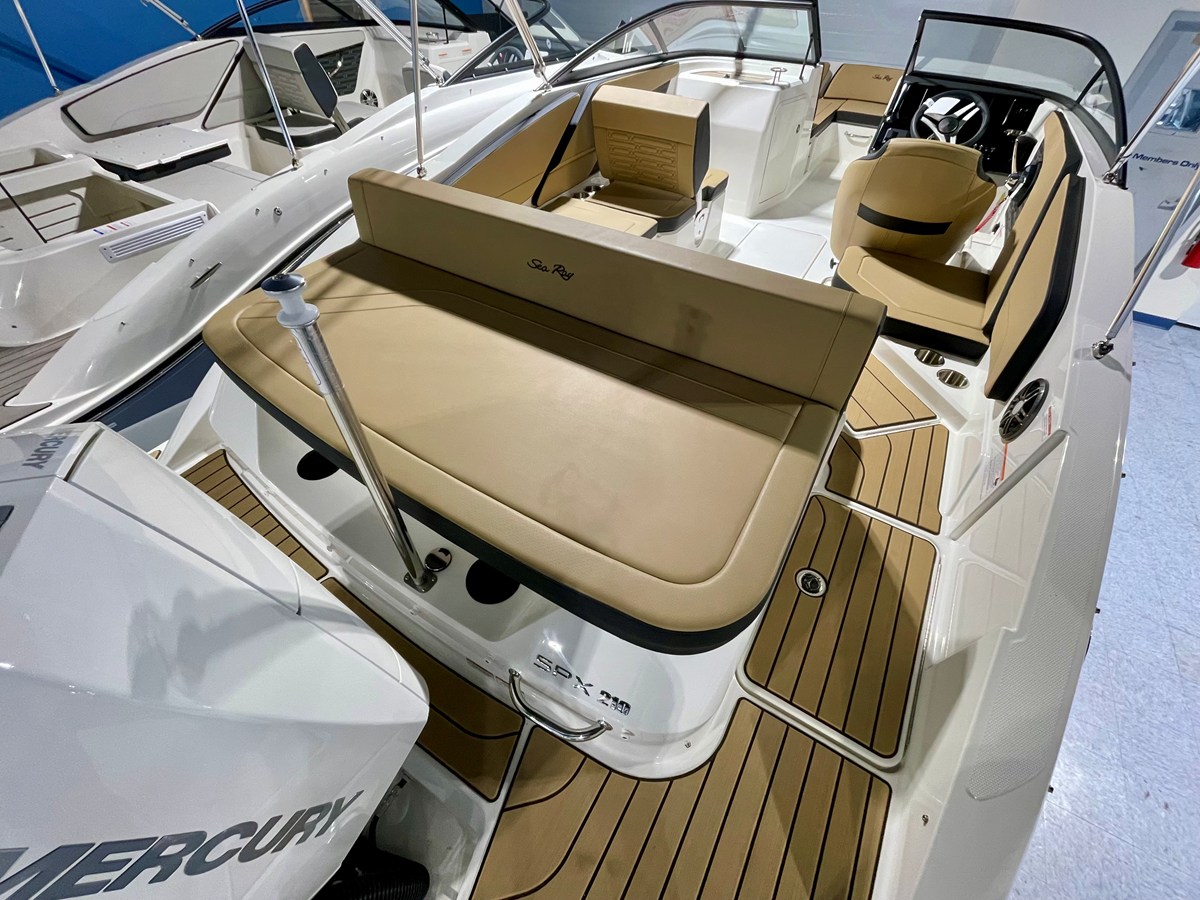 2026 Sea Ray SPX 210 Outboard 2