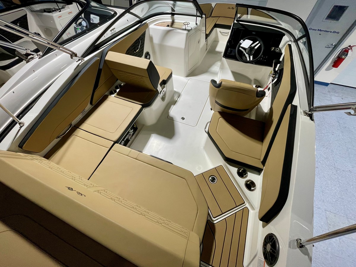 2026 Sea Ray SPX 210 Outboard 3