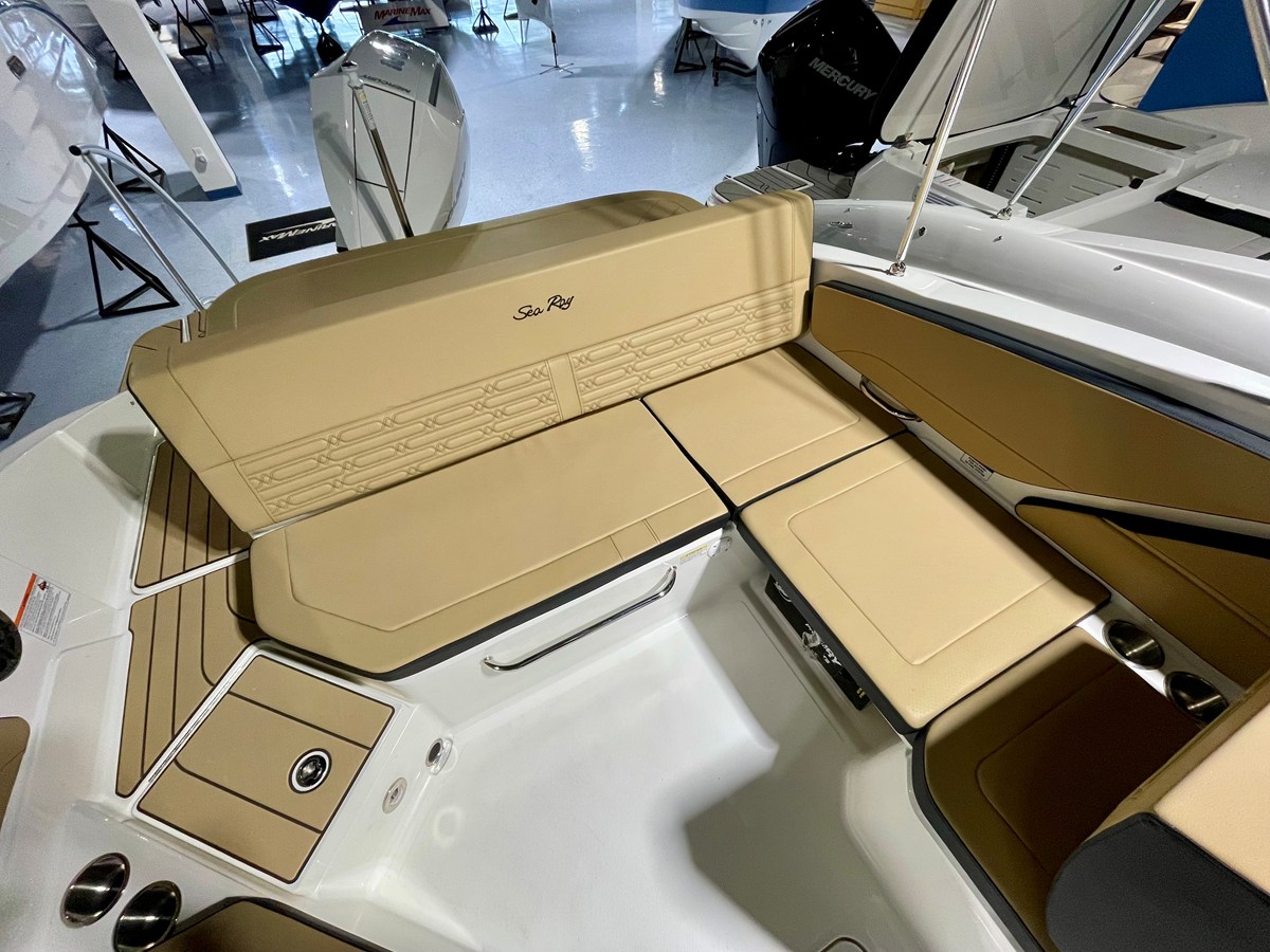 2026 Sea Ray SPX 210 Outboard 4