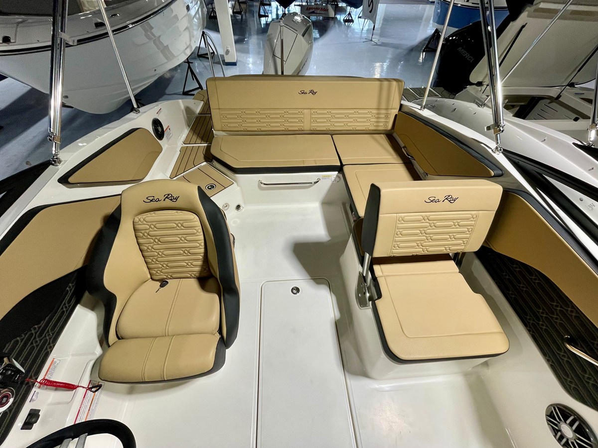 2026 Sea Ray SPX 210 Outboard 11