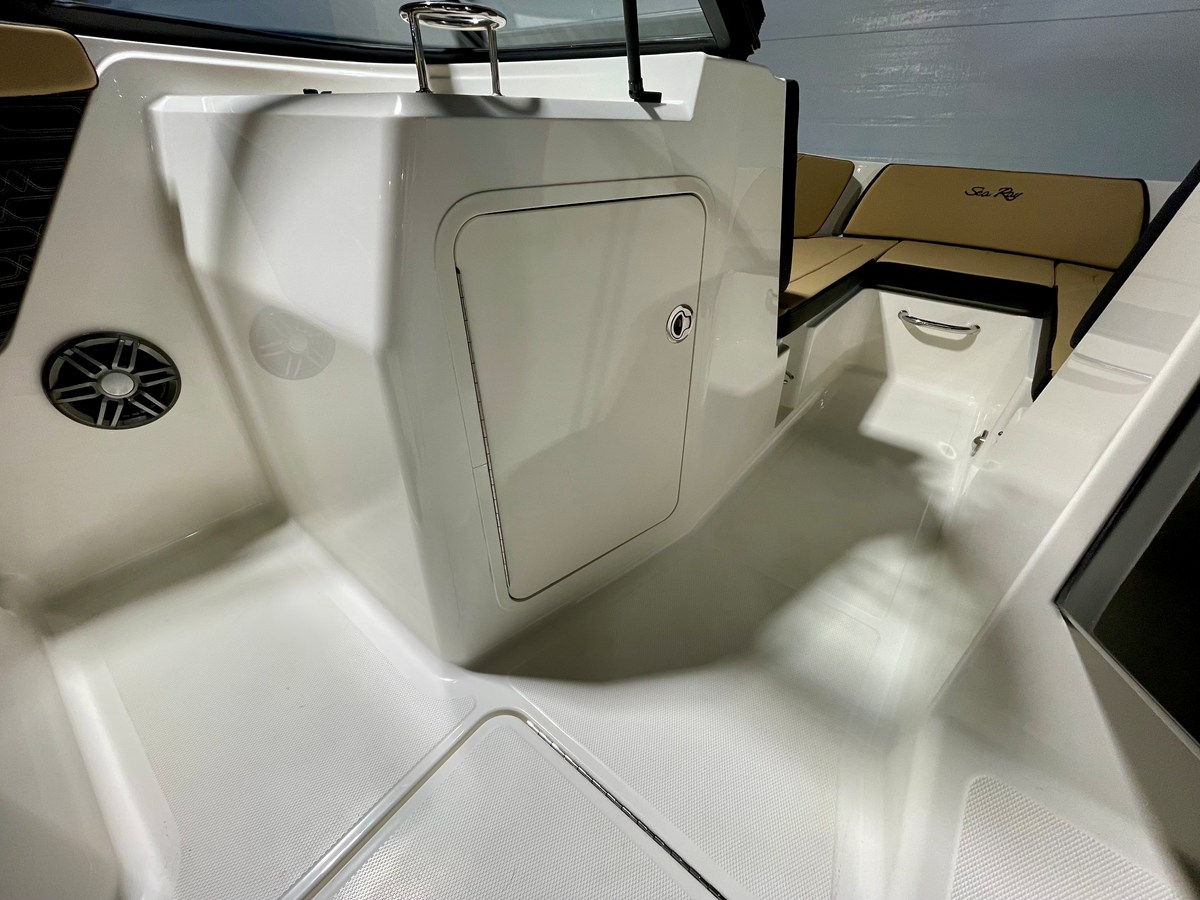 2026 Sea Ray SPX 210 Outboard 12