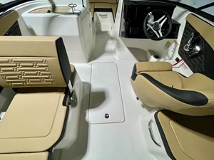 2026 Sea Ray SPX 210 Outboard 8