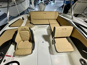 2026 Sea Ray SPX 210 Outboard 11
