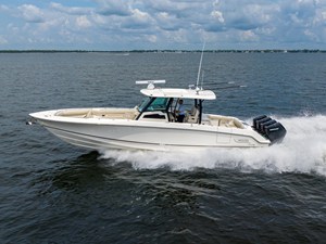 Boston Whaler 380 Outrage 0 2027 Boston Whaler 380 Outrage 1