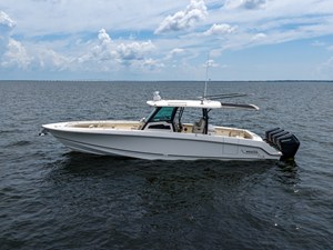 Boston Whaler 380 Outrage 5 2027 Boston Whaler 380 Outrage 6