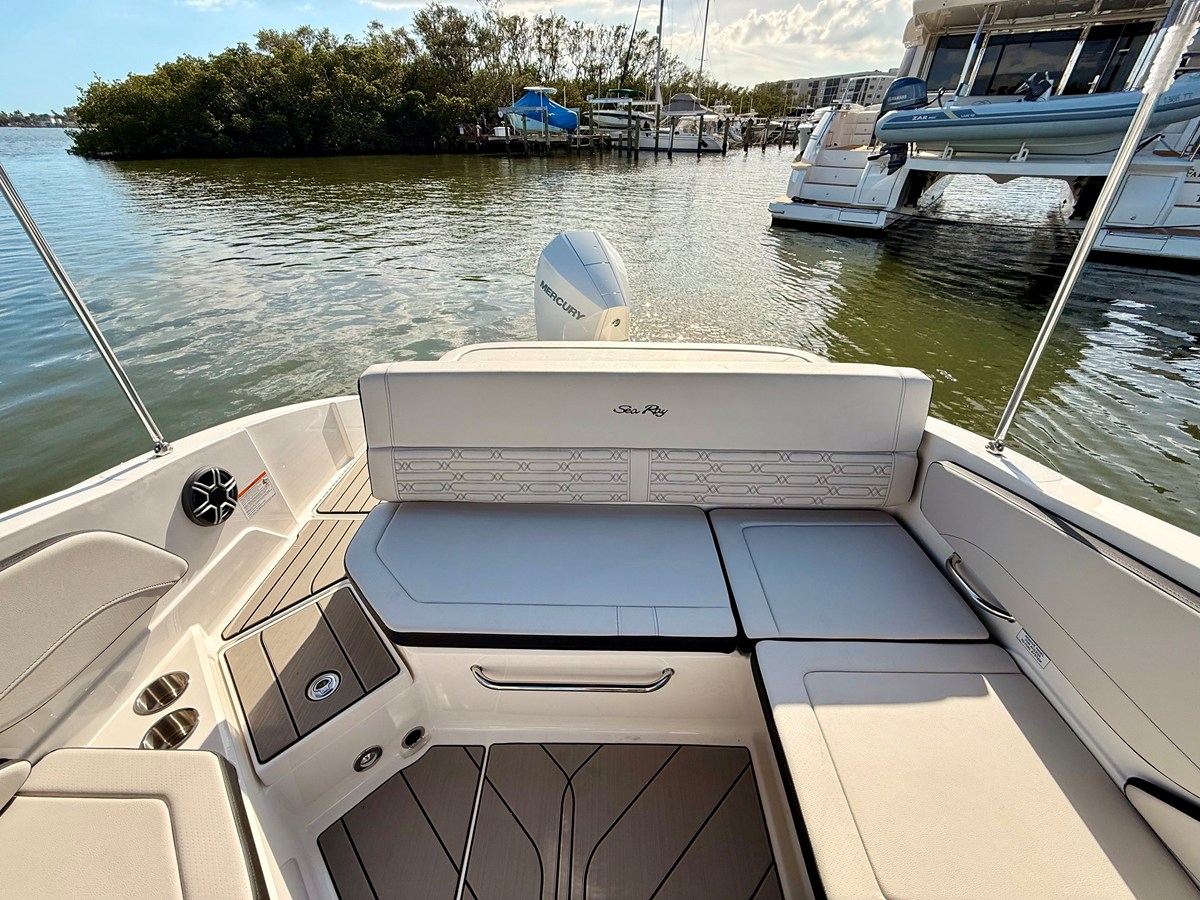 2026 Sea Ray SPX 210 Outboard 33