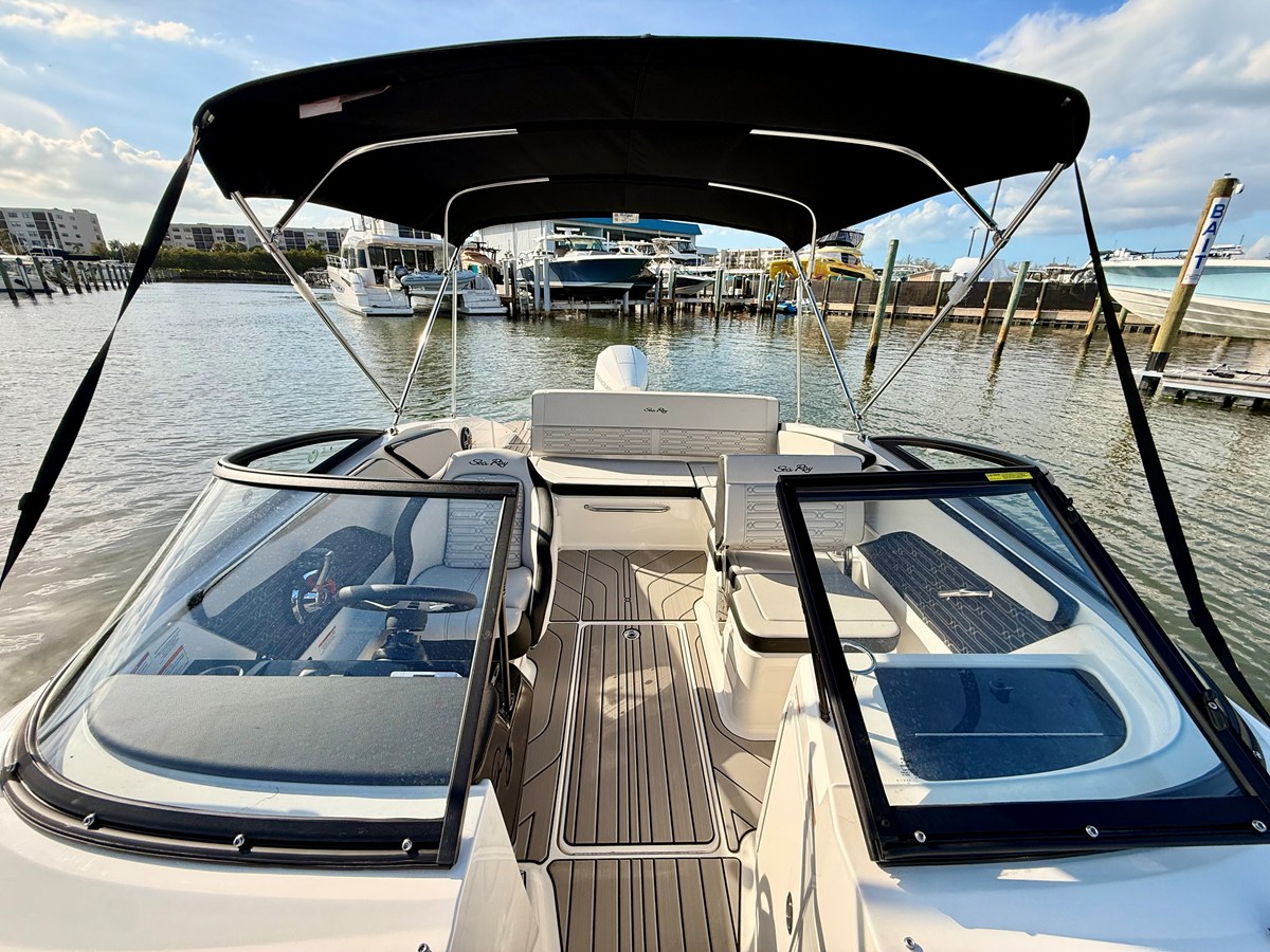 2026 Sea Ray SPX 210 Outboard 34