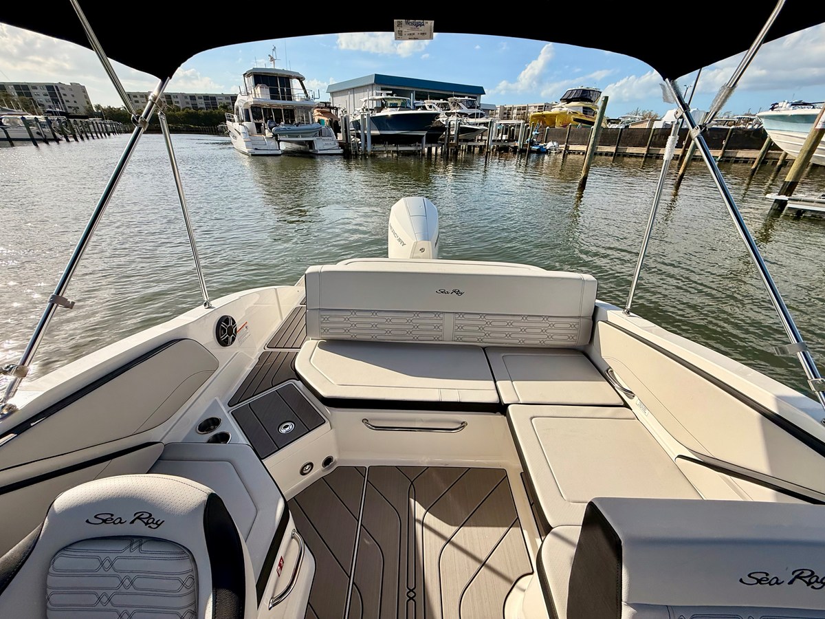 2026 Sea Ray SPX 210 Outboard 37