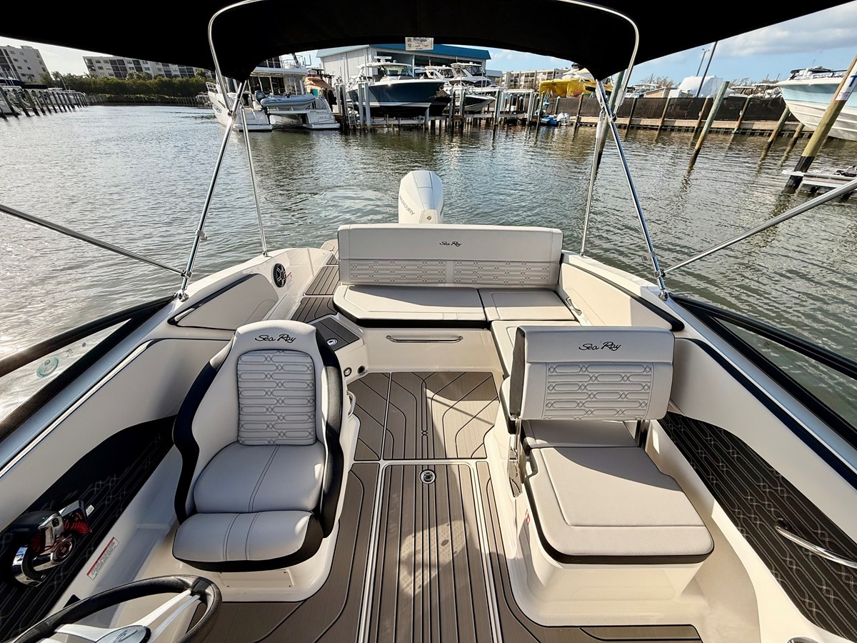 2026 Sea Ray SPX 210 Outboard 38