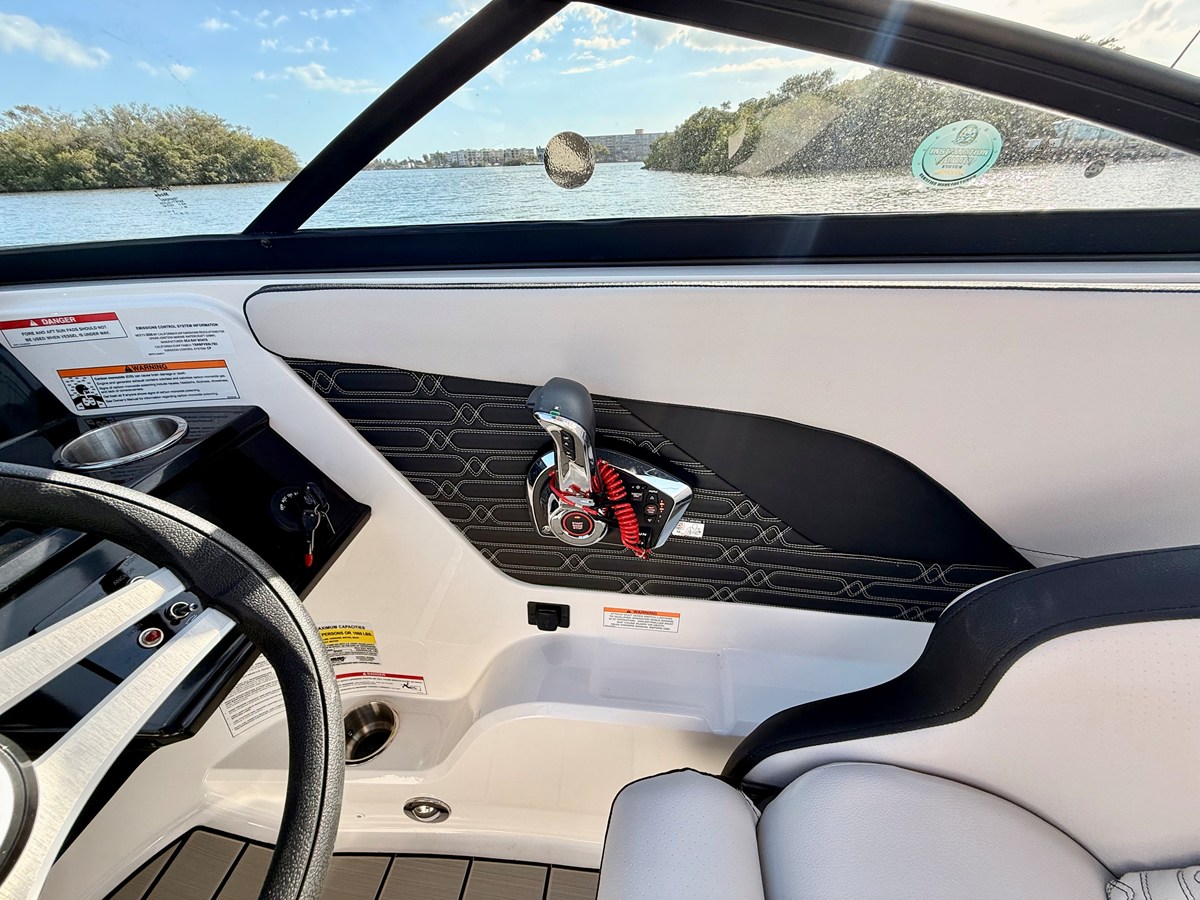 2026 Sea Ray SPX 210 Outboard 42