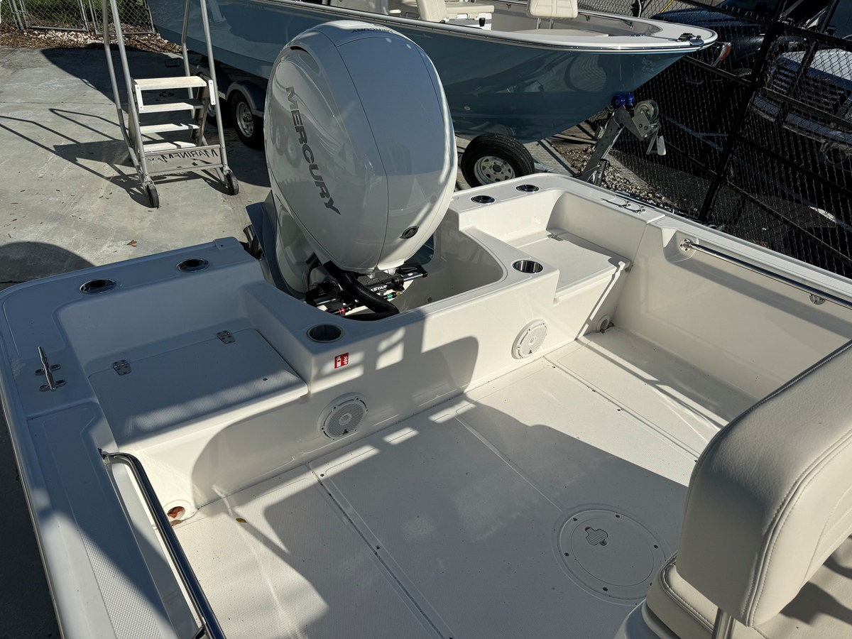 2026 Boston Whaler 190 Montauk 16