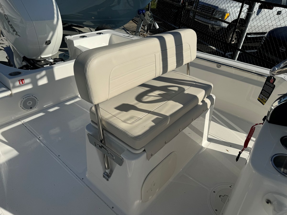 2026 Boston Whaler 190 Montauk 17