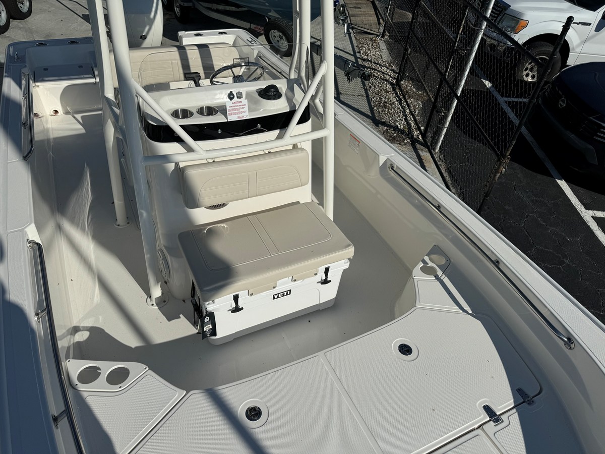 2026 Boston Whaler 190 Montauk 21