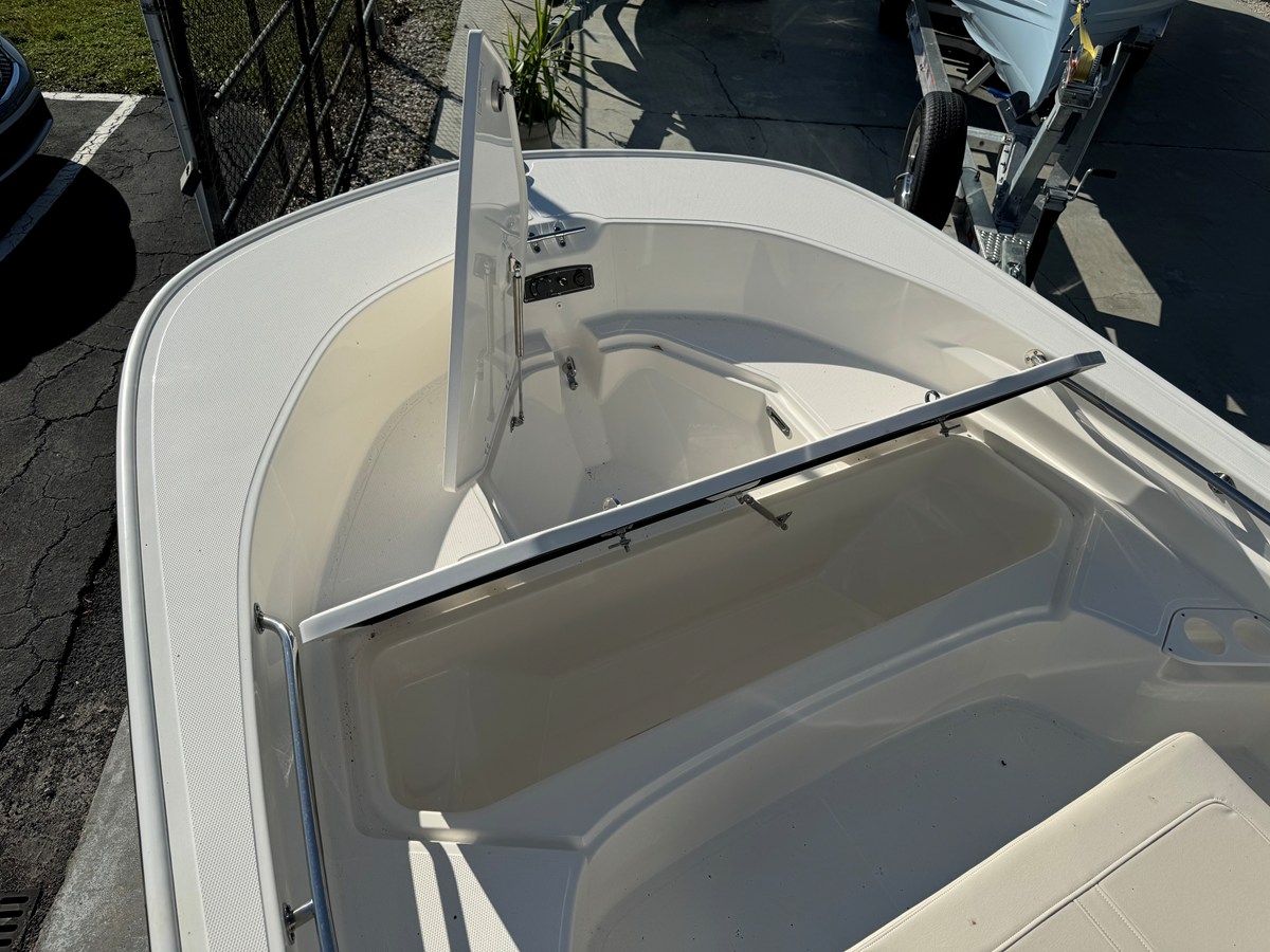 2026 Boston Whaler 190 Montauk 22