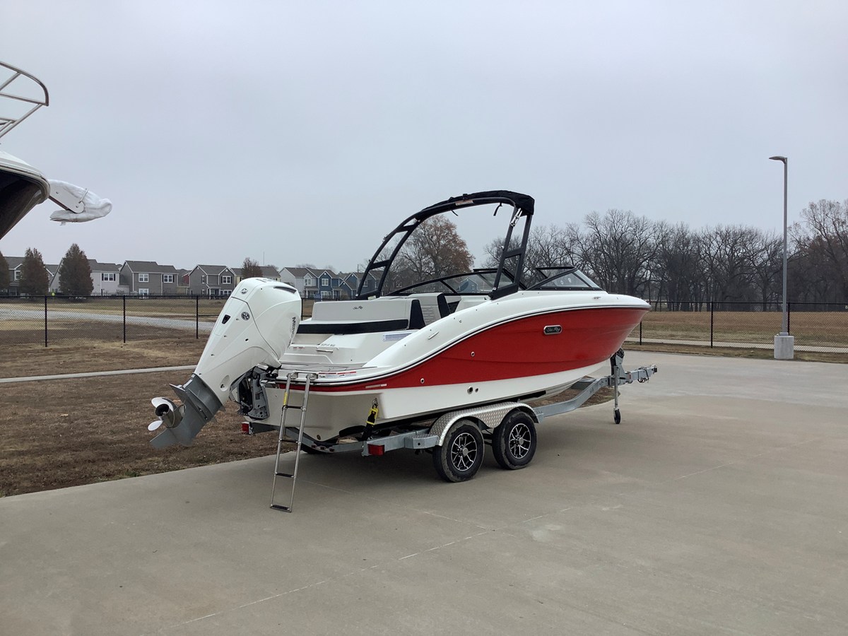 2026 Sea Ray SPX 210 Outboard 2